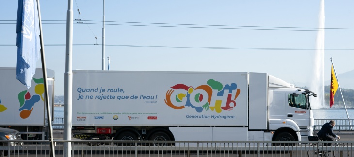 Le camion GoH sur le Pont du Mont-Blanc à Genève Le camion GoH sur le Pont du Mont-Blanc à Genève